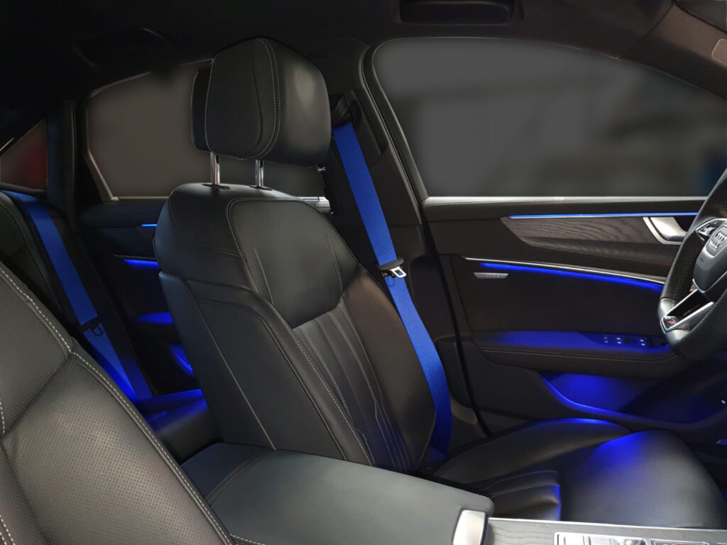 Interieur van een auto met gepersonaliseerde, blauwe autogordels.